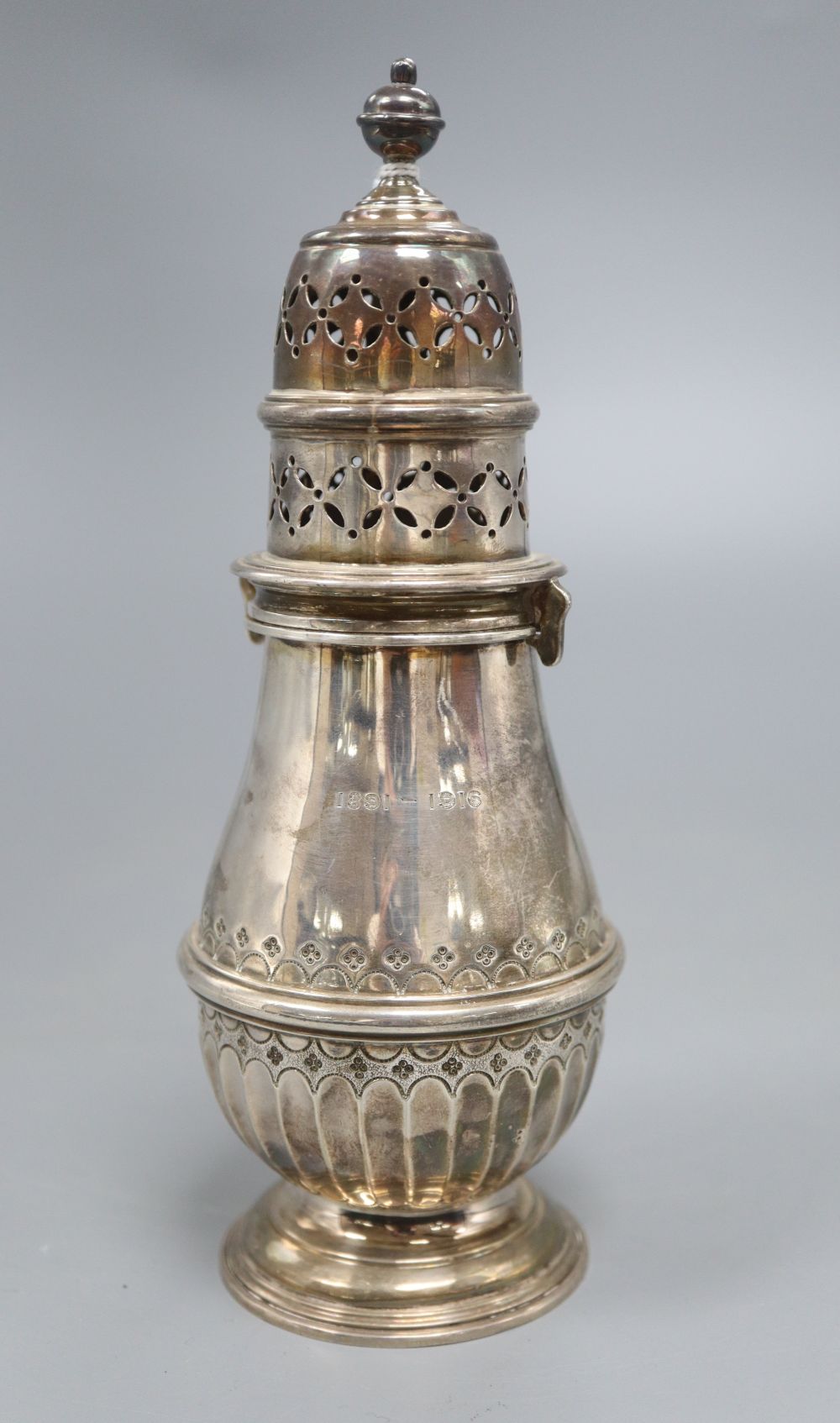 A George I style Britannia standard silver sugar castor, by Goldsmiths & Silversmiths Ltd., London 1914, 8.4oz.